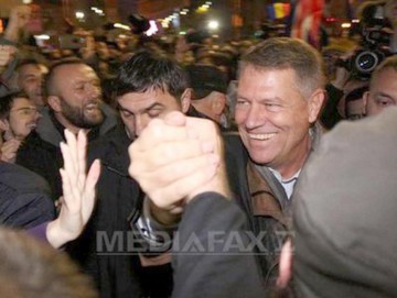 Mii de persoane au manifestat în Bucureşti, scandând „Iohannis”, „Jos Ponta”